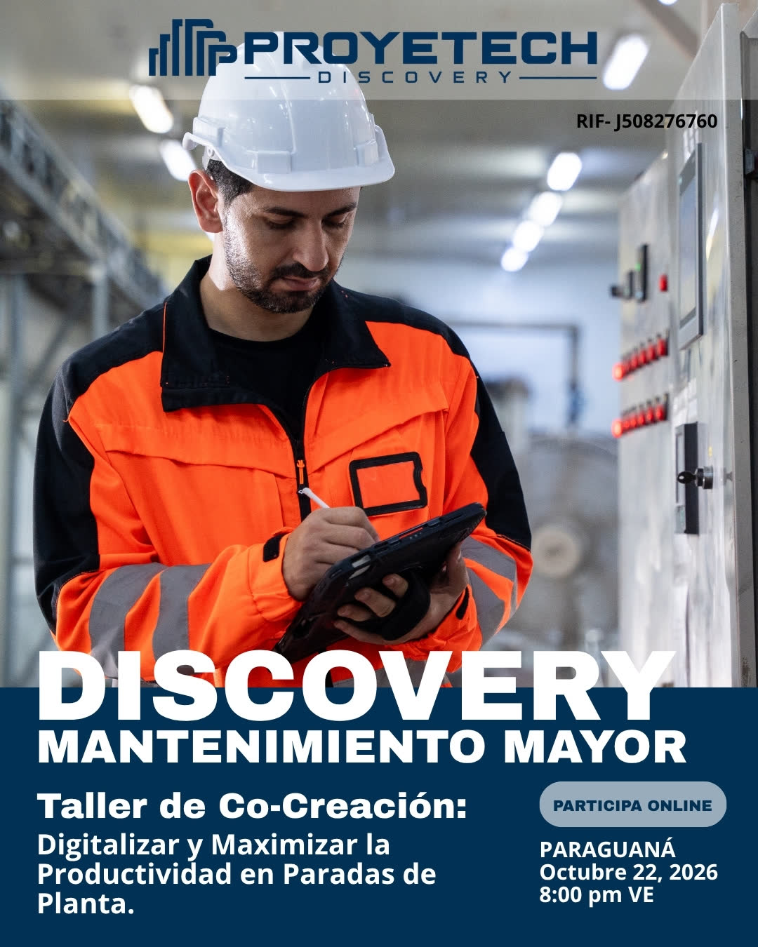 Técnico de mantenimiento registrando datos en una tableta junto a un tablero eléctrico