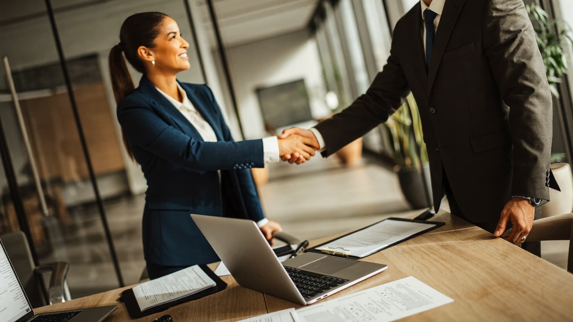 Proveedor y cliente revisando una propuesta comercial
